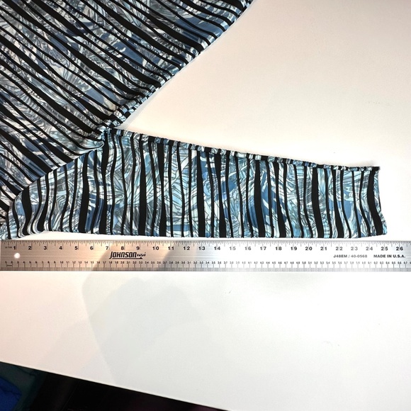 SNOSkins fitted 1/4 zip sweatshirt. Black/teal/white stripes. SZ XL. Like new! - Picture 7 of 9